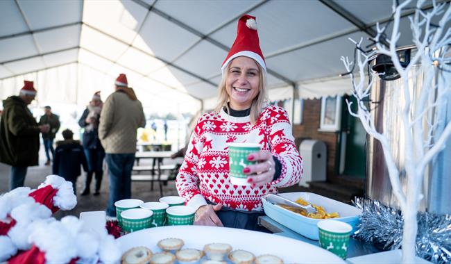 Member of staff at Plumpton Racecourse in Christmas jumper