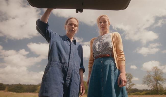 2 women looking into a car boot