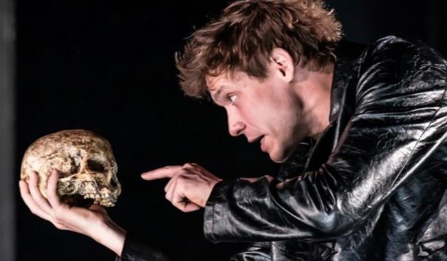 Photograph of Hamlet and skull