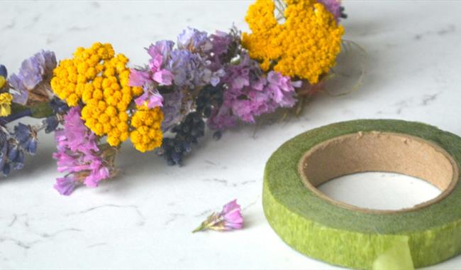 Preparing a dried flower crown