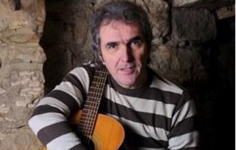 Folk musician Jez Lowe with guitar.