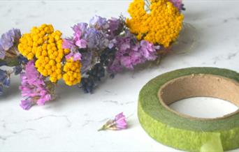 Preparing a dried flower crown
