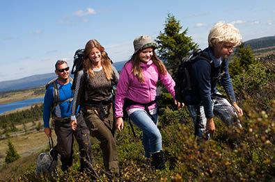 Familie på fjelltur på Sjusjøen på sommeren