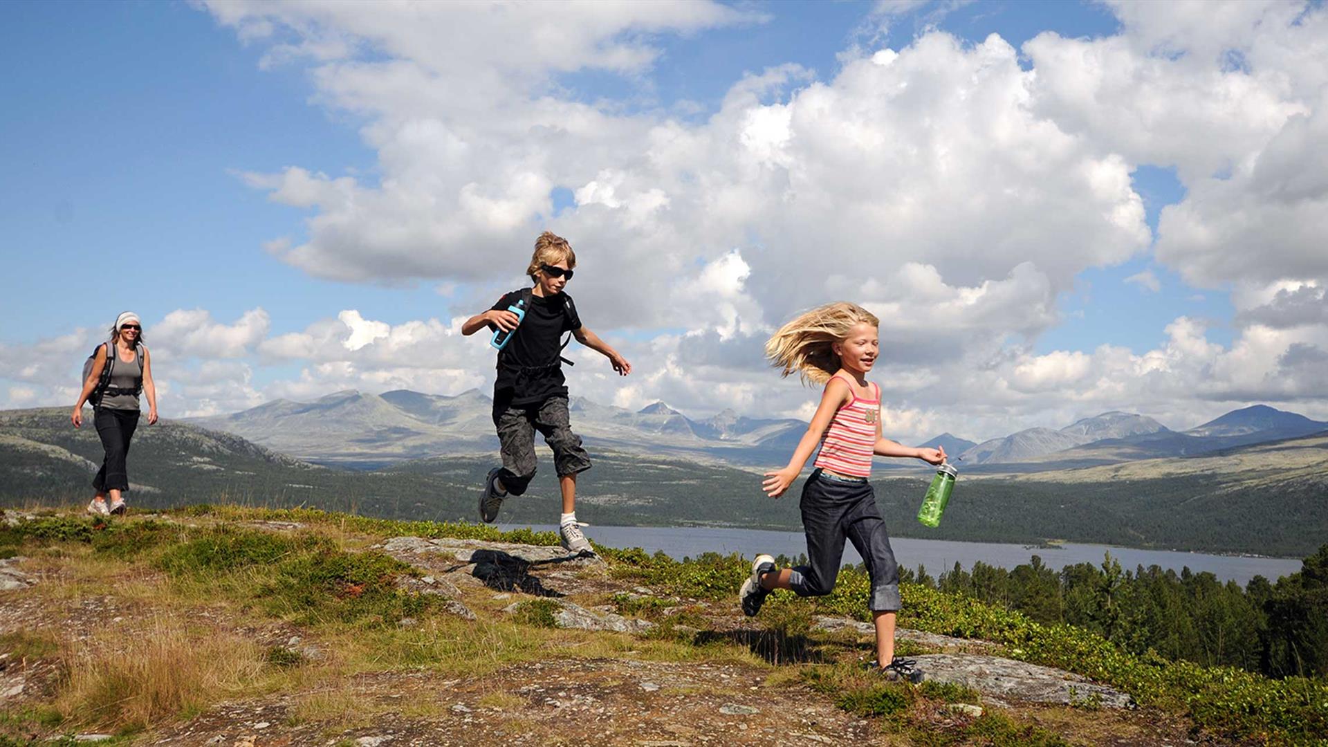 Family on a hike at Kvamsfjellet