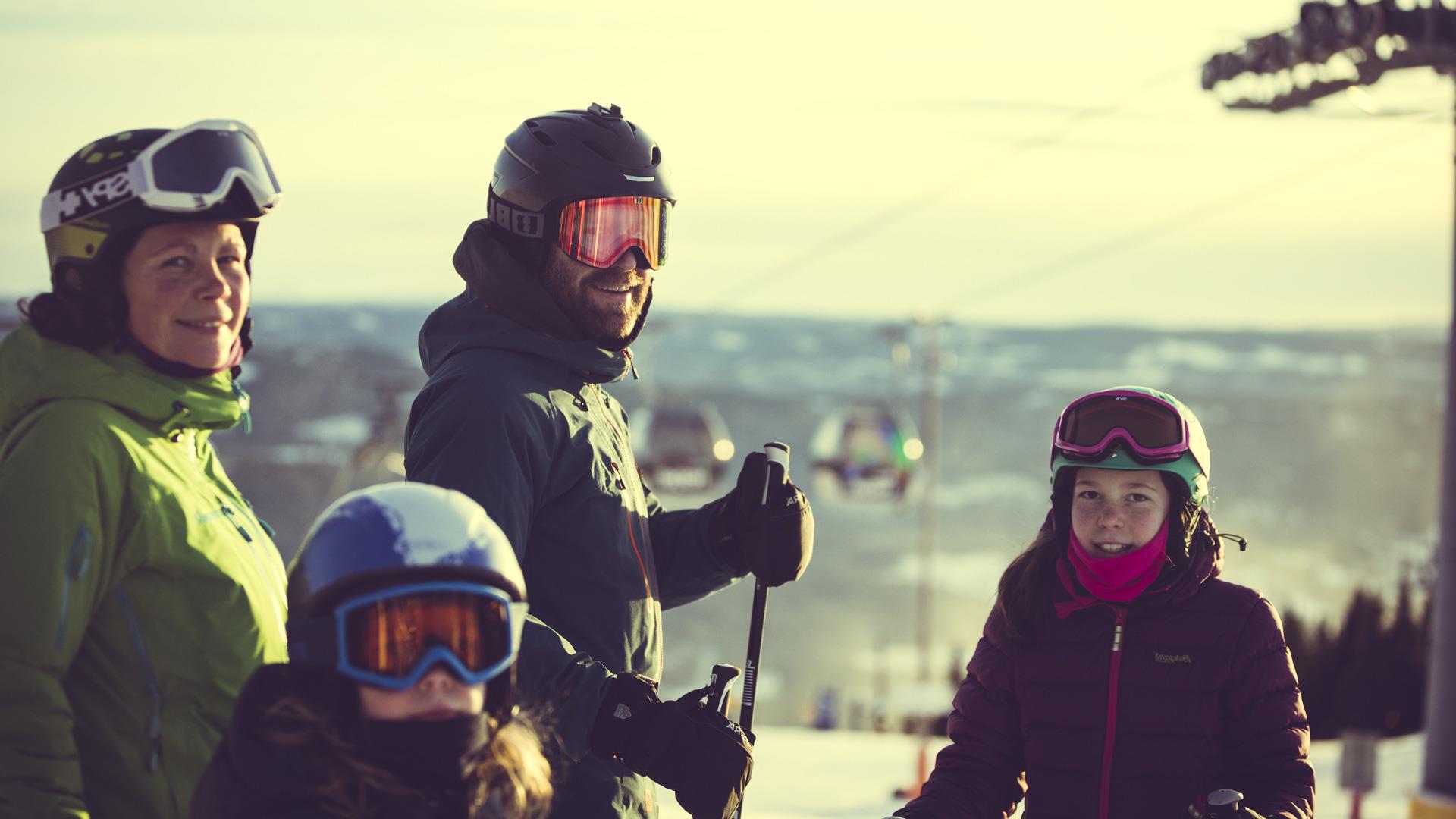 Familie på alpint i Hafjell Alpinsenter