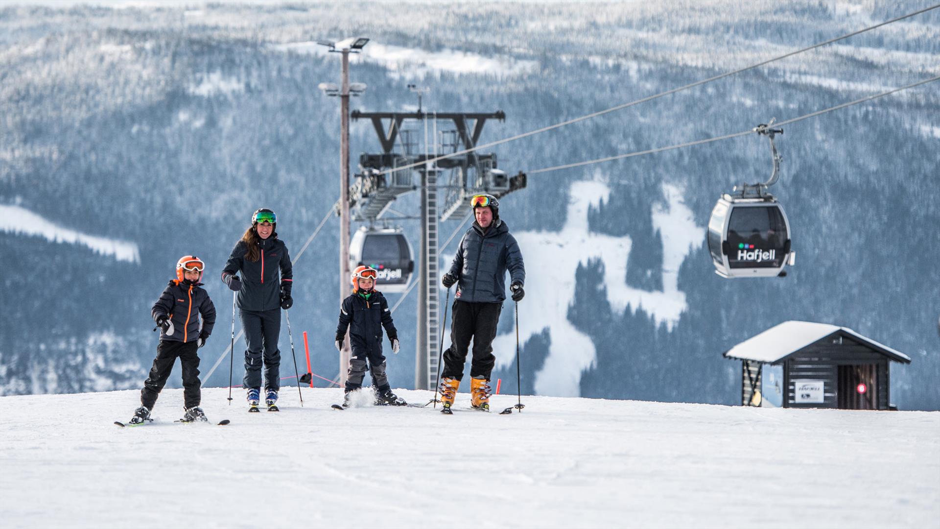 Familie på alpint i Hafjell Alpinsenter