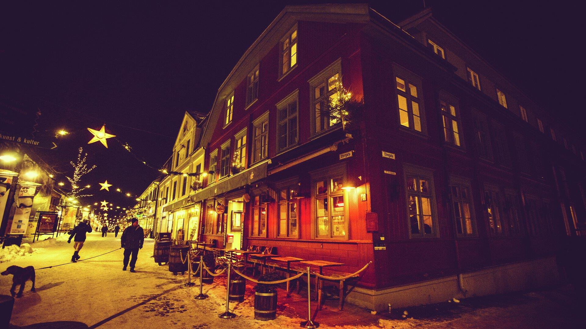 Heim gastropub i julepyntet gågate i Lillehammer