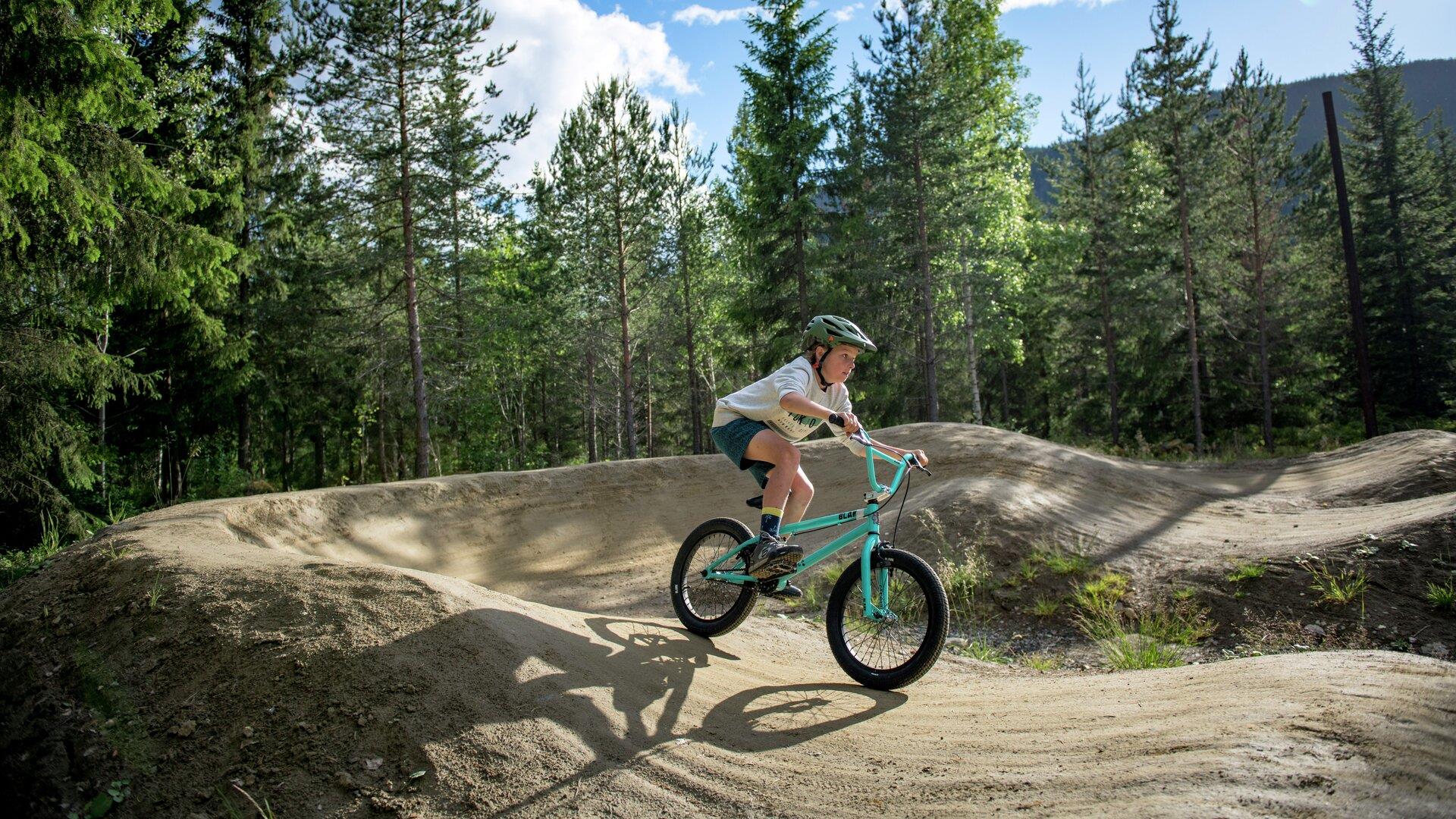 Gutt sykler i en nedfart i Hafjell Bike Park.