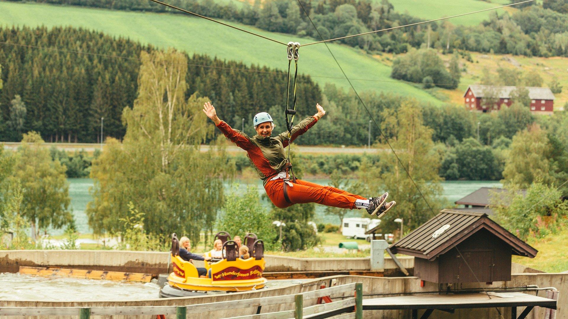 Høydeparken i Hunderfossen Eventyrpark, med raftingen i bakgrunnen.