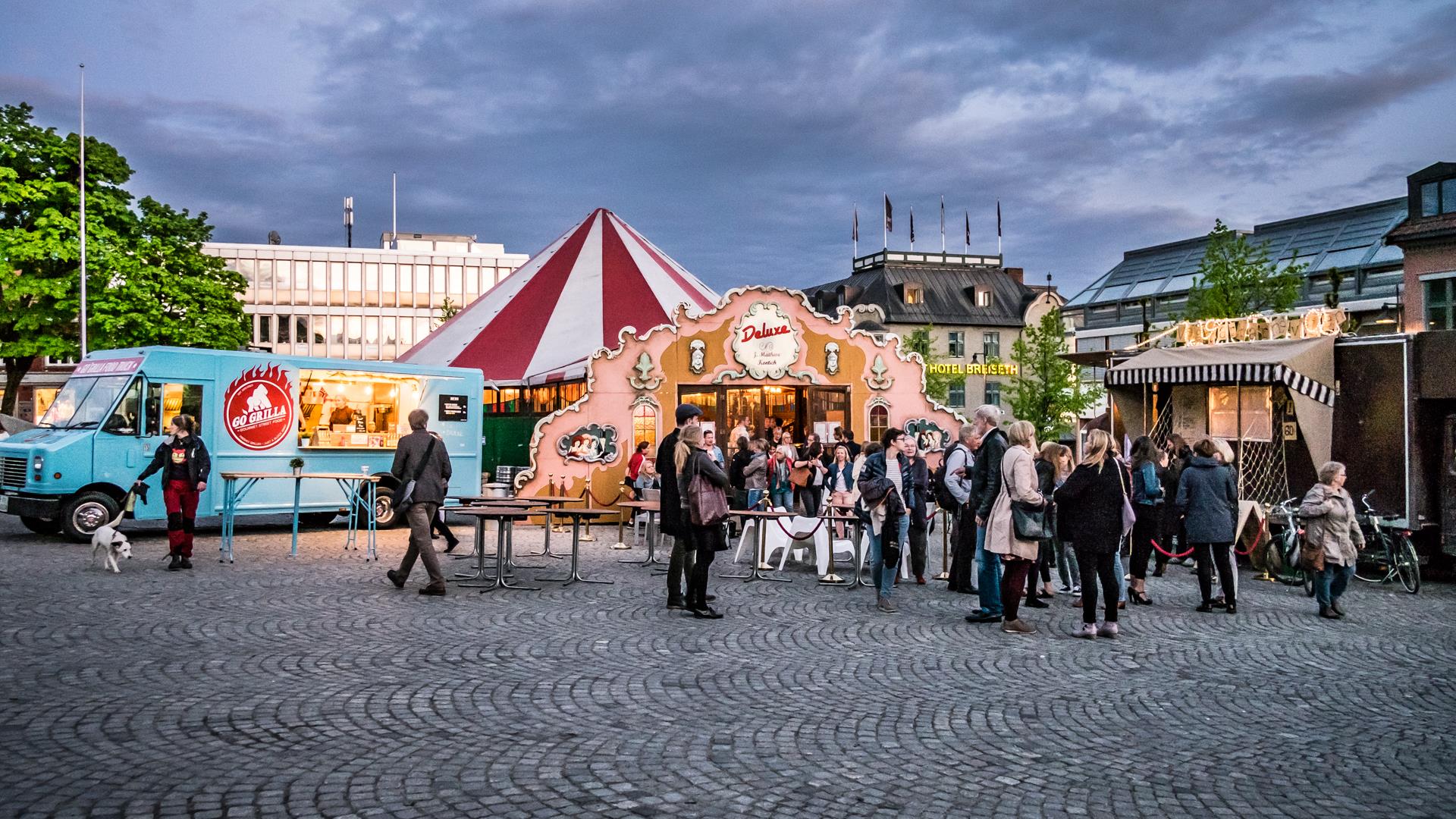 Stemning utenfor teltet på Stortorget