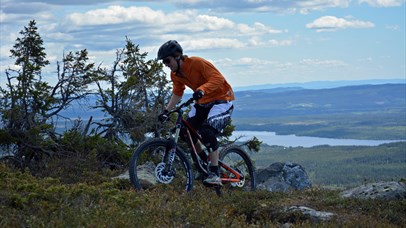 Mountainbiker climbing the path up to the Firesquad hut