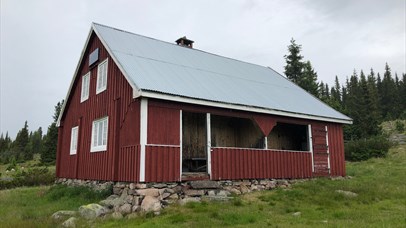 The red mountainfarm house on the Biskoplien mountain arm. 