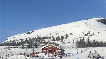 Many people at the ski center at Skeikampen