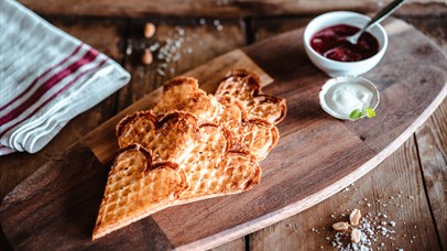 Hot waffles with jam and cream | Venabu Fjellhotell