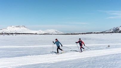 Two women classic cross country skiing Venabygdsfjellet