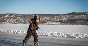 Barn på skøyter på Mjøsa