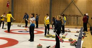 Flere lag på banen - curling