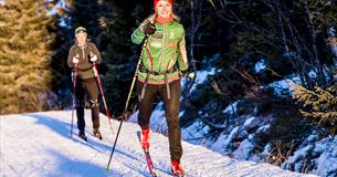 2 damer på langrennstur på skeikampen