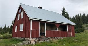 The red mountainfarm house on the Biskoplien mountain arm.