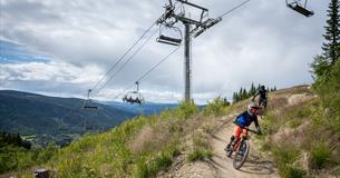 Barn på sykkel nedover i Hafjell Bike Park