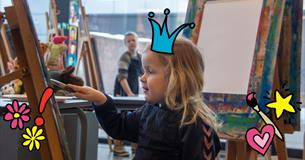 Liten jente maler på staffeli i verkstedet på Kunstmuseet.