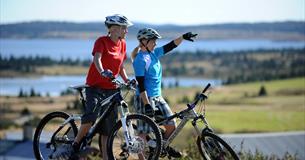 2 cyclists enjoying the view at Sjusjøen