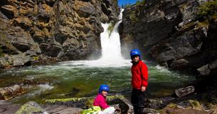 En pause ved fossen - Grottetur med Go Rafting Sjoa