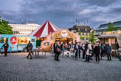 Stemning utenfor teltet på Stortorget