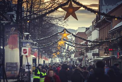 Weihnachtsmarkt im Stadtzentrum von Lillehammer