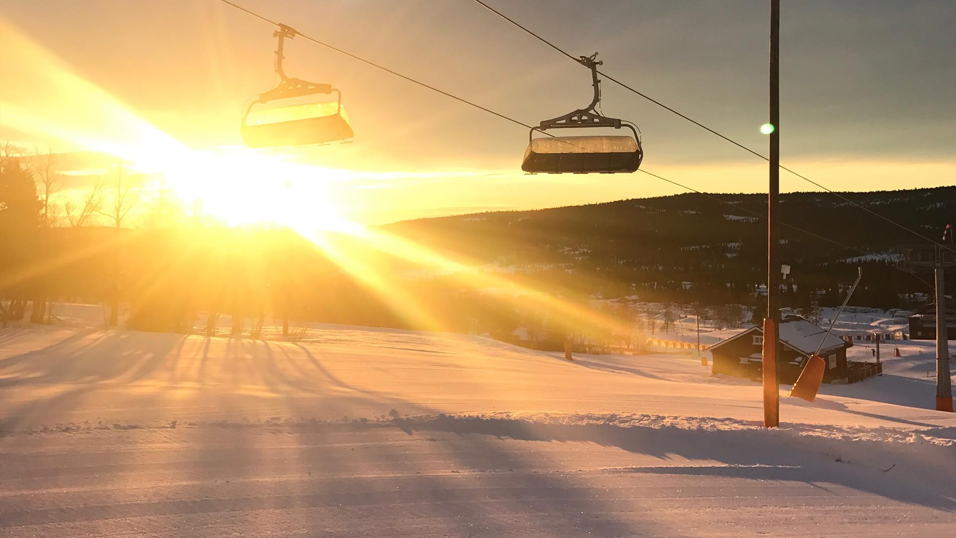 Skiheisen i solnedgang