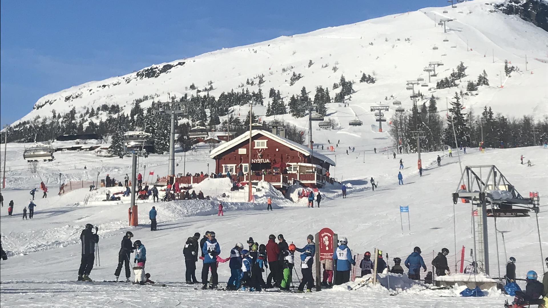 Mange mennesker i alpinsenteret på Skeikampen