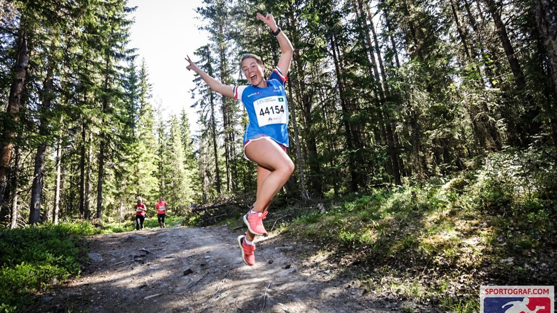 Hoppende glad birkebeinerdeltager