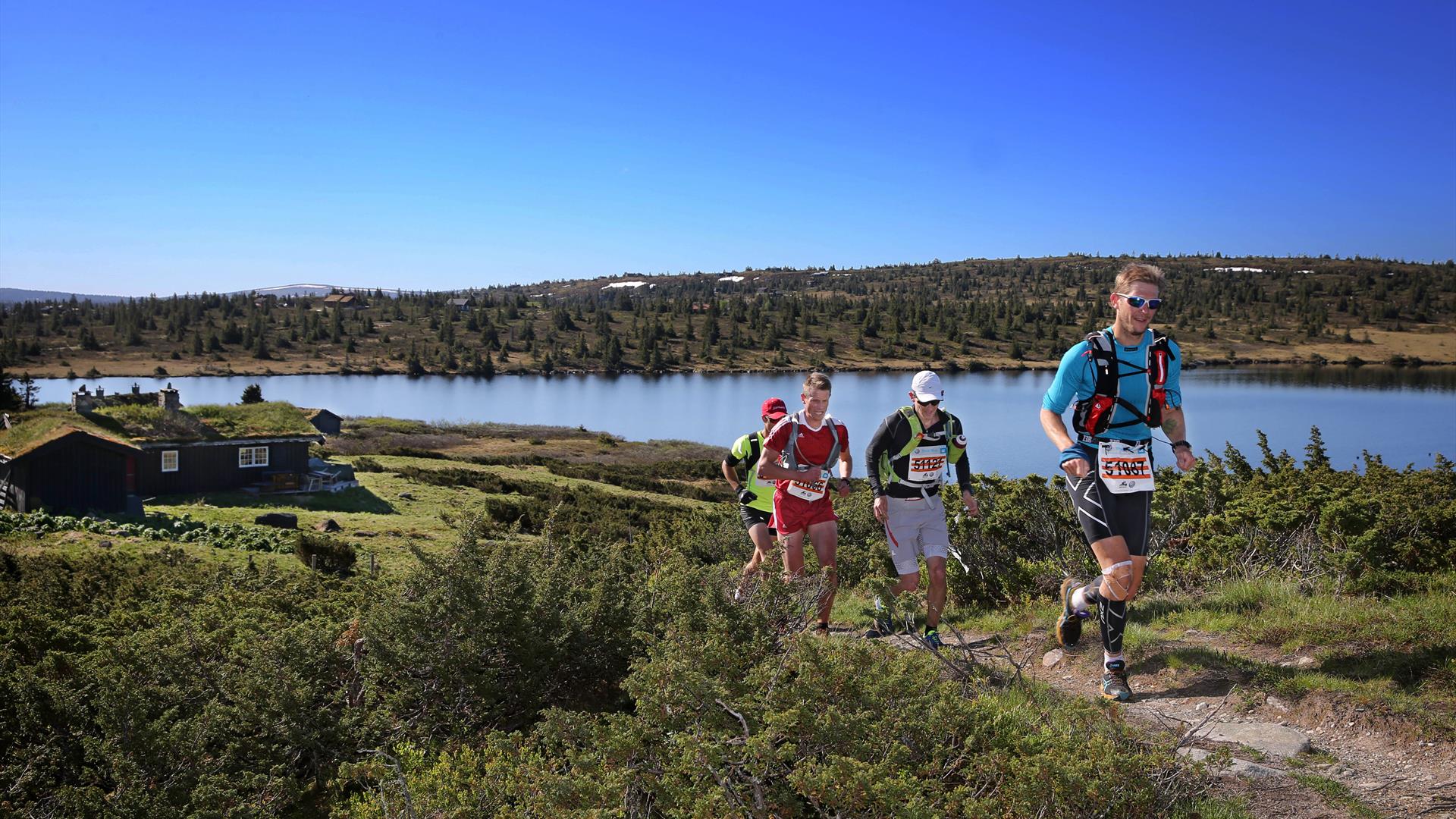 Birkebeinerdeltakere i nydelig fjellandskap