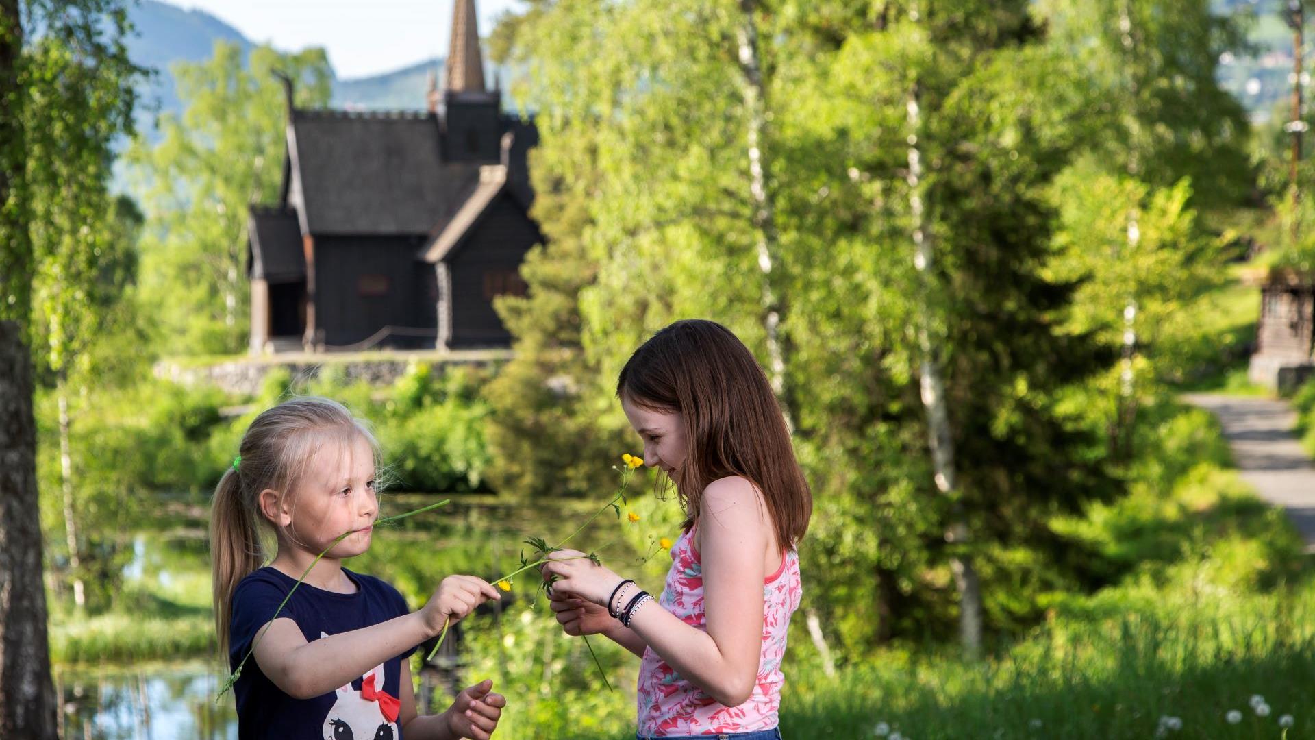 Barn foran Garmo kirke på Maihaugen
