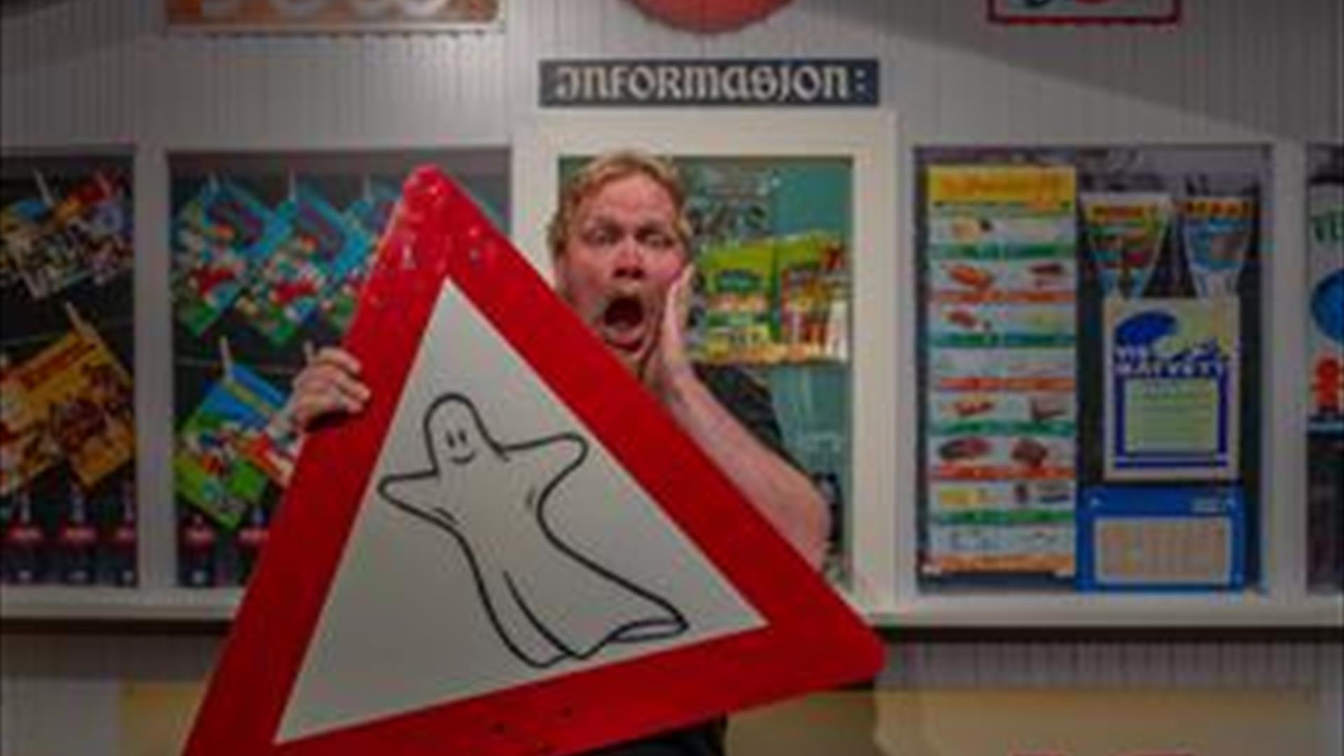 Skrømtskilt lagd for bruk ved Lægerhytta, (tidligere vegvokterbolig), i Breidalen, langs "gamle" Geirangervegen, (RV. 58).