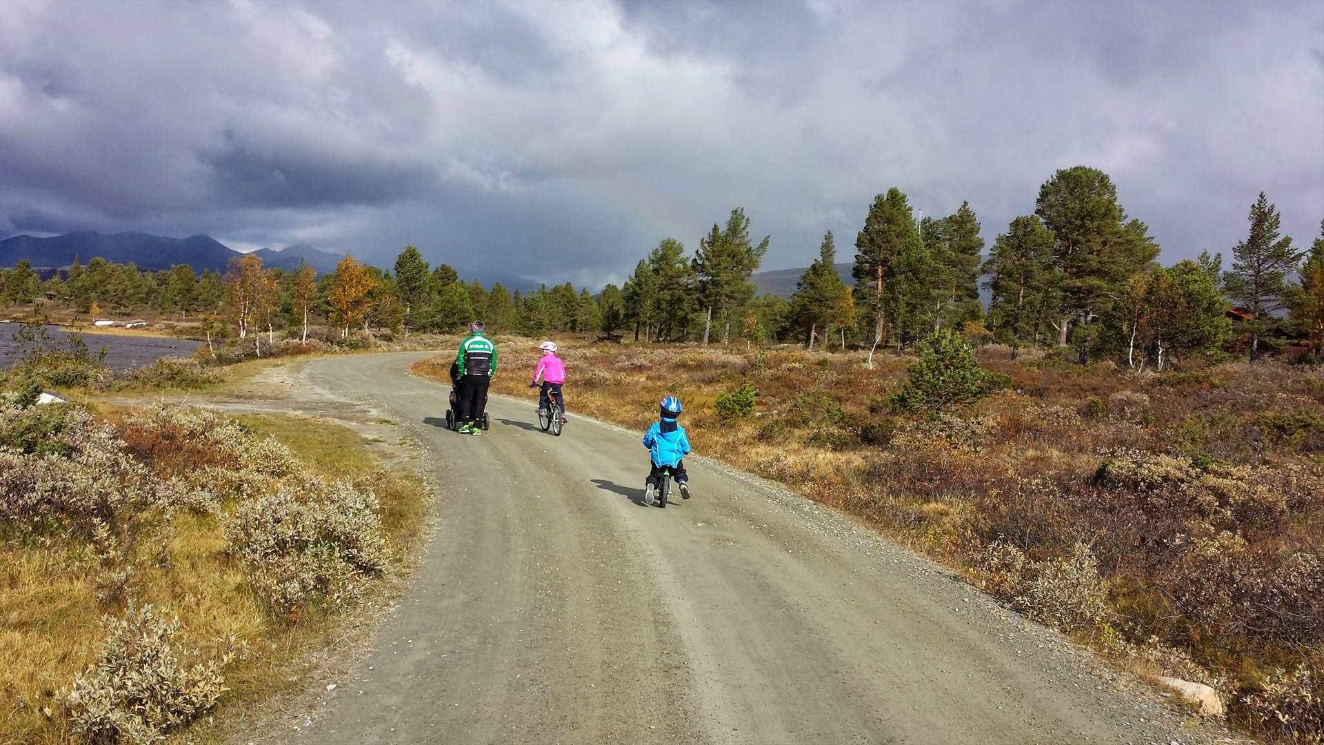Eine Familie auf Tour entlang einer unbefestigten Straße