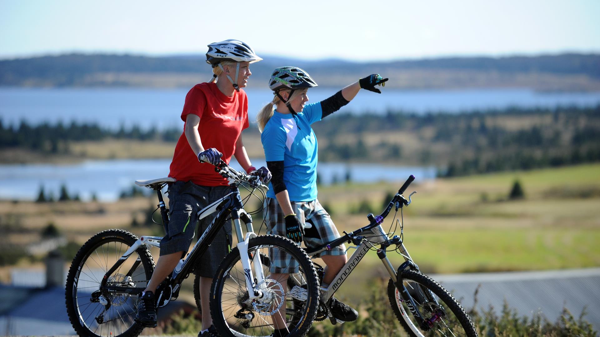 2 cyclists enjoying the view at Sjusjøen