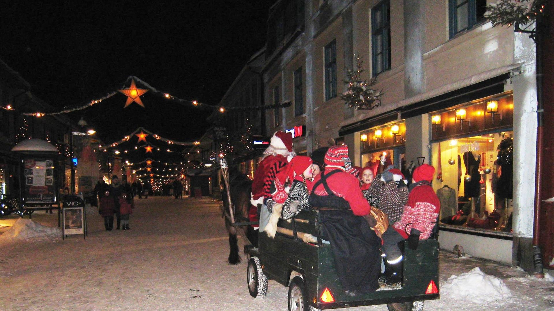 Kanefart i gågata i Lillehammer med nissebarna