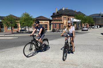 Syklister utenfor Lillehammer Stasjon