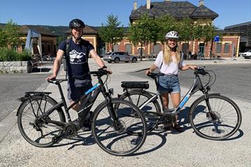 El-sykler ved jerbanestasjonen i Lillehammer