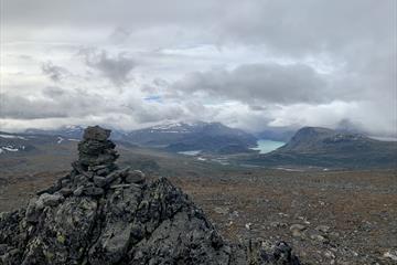 utsikt mot Jotunheimen med Gjendevatnet og Besseggen