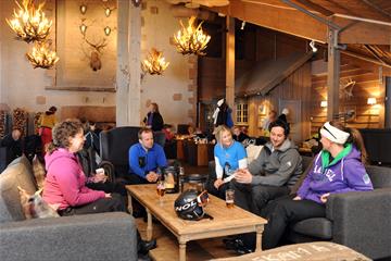 Guests enjoying drinks at Gaiastova
