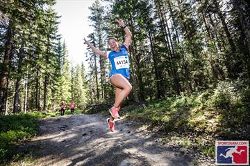 Hoppende glad birkebeinerdeltager