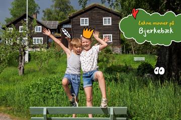 Barn som balanserer på en benk i en hage