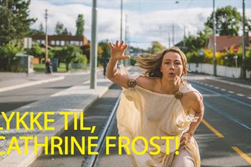 Riksteatrets humorforestilling «Lykke til, Cathrine Frost!» - om filosofi, føding og folkehelse.