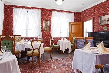 The restaurant at Lysaker Gjestgiveri with its vintage style