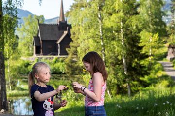 Barn foran Garmo kirke på Maihaugen