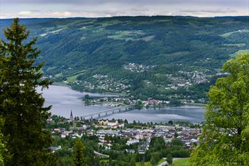 Utsikt over Lillehammer med Vingnesbrua