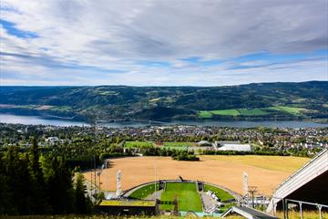 Utsikt fra hoppbakken utover Lillehammer