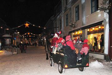 Kanefart i gågata i Lillehammer med nissebarna